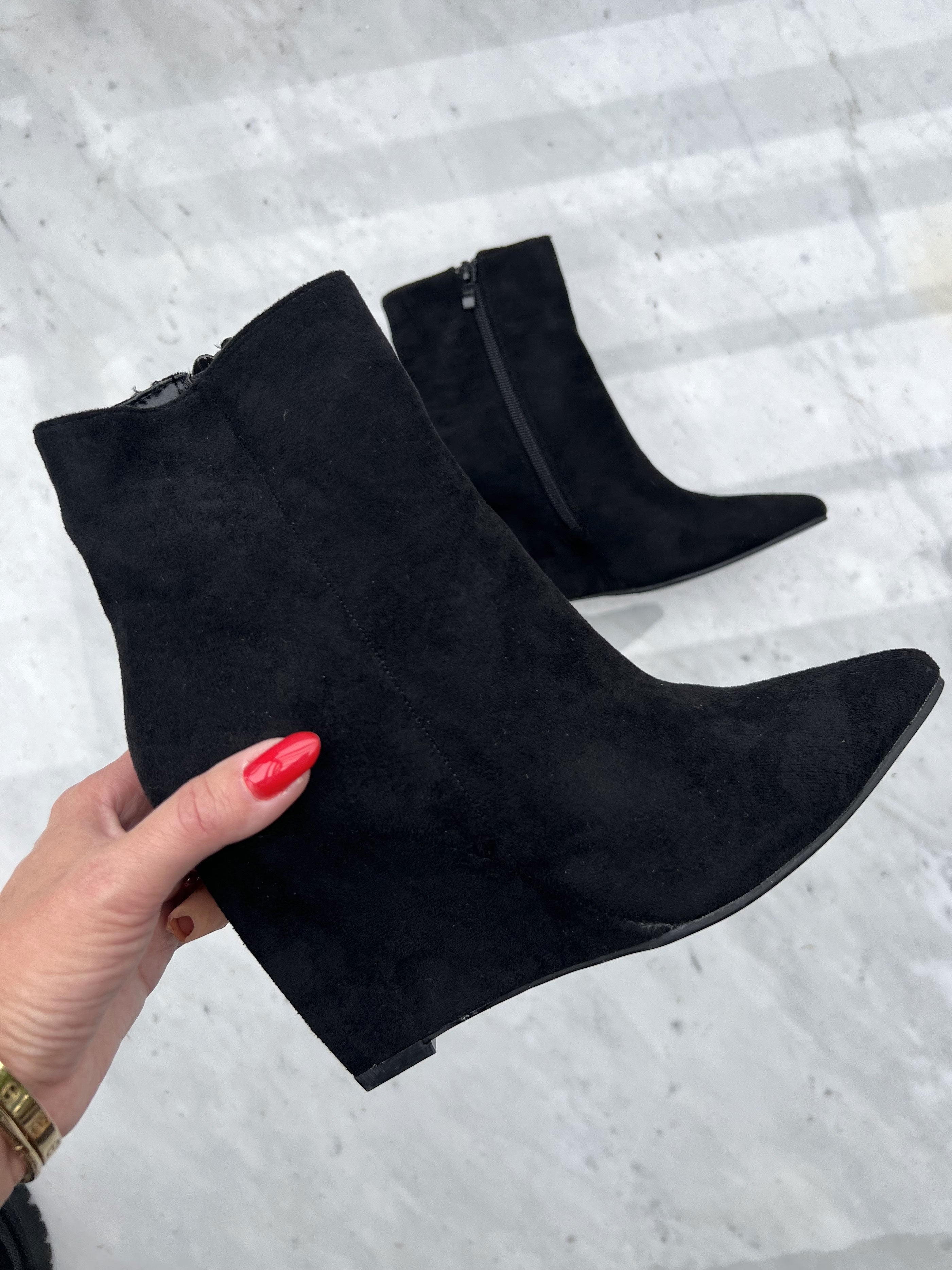 Donya - Spetsiga stövlar med kilklack - Black